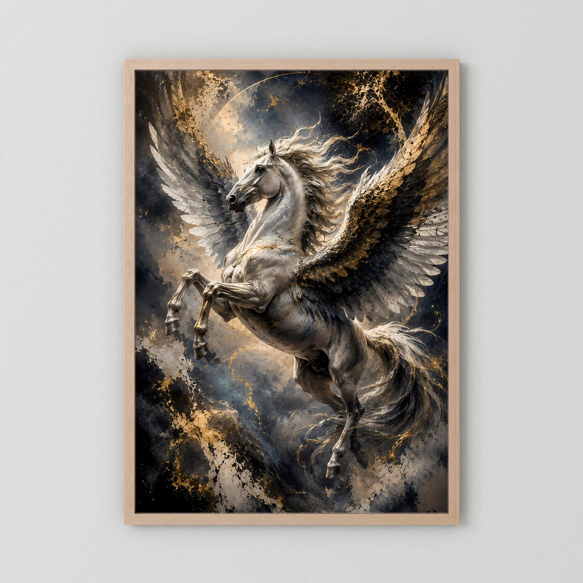 Hochformat-Poster mit Pegasus mit goldenen Flügeln und silbernem Körper, holzfarbener Rahmen