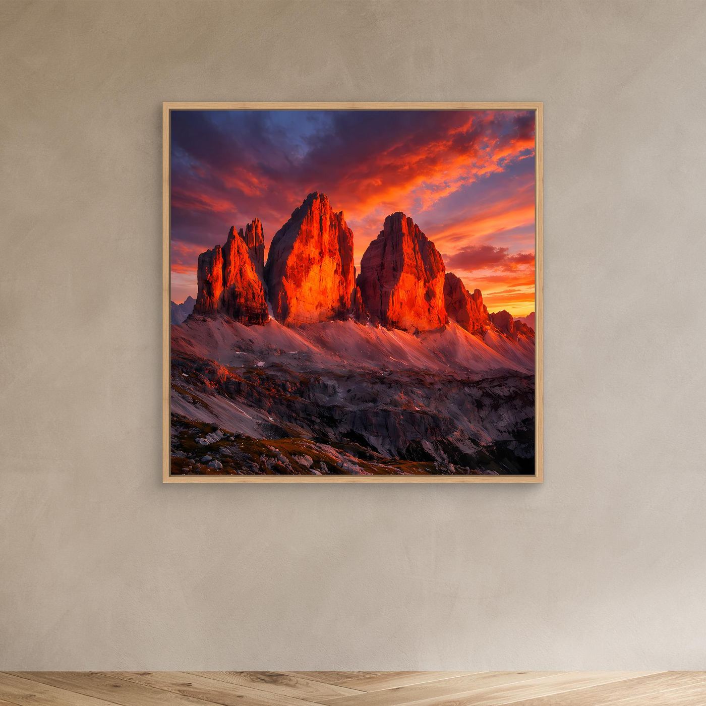 Kleines Leinwandbild „Drei Zinnen“ mit orangefarbenem Sonnenaufgang, in hellem Rahmen
