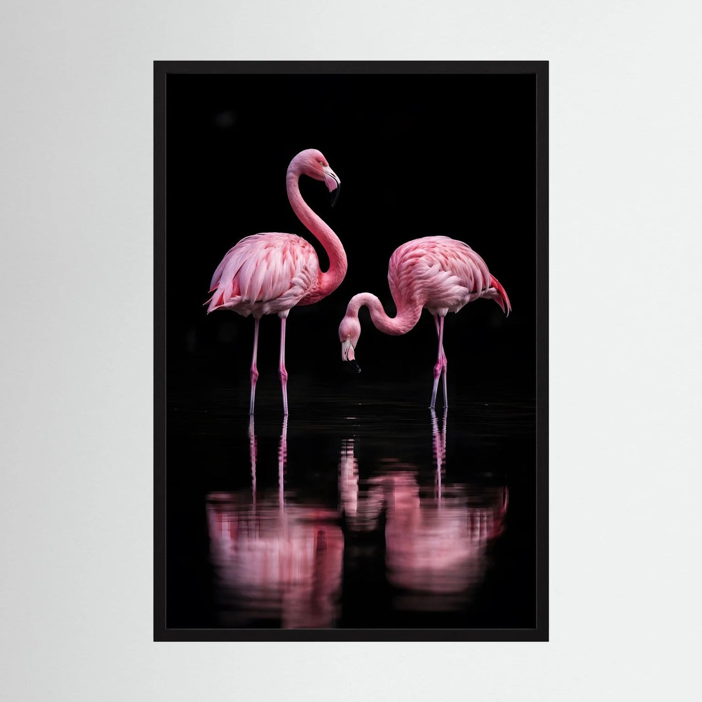 Hochformatiges Poster mit zwei rosa Flamingos auf schwarzem Hintergrund und Spiegelung