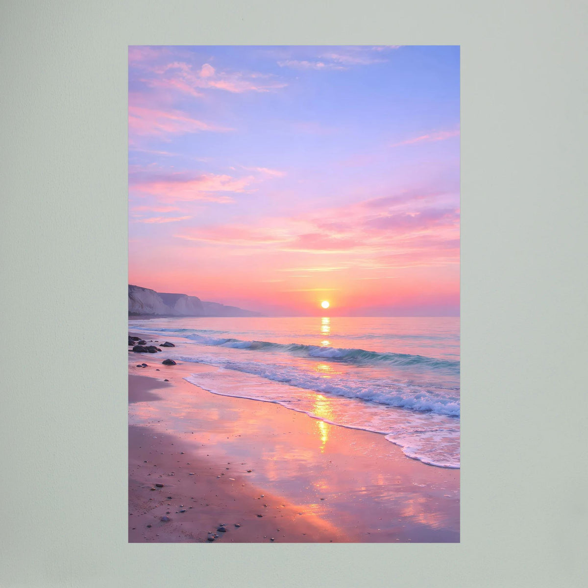 Hochformatiges Wandbild mit Sonnenaufgang am Meer, rosablauer Himmel und reflektierender Küste
