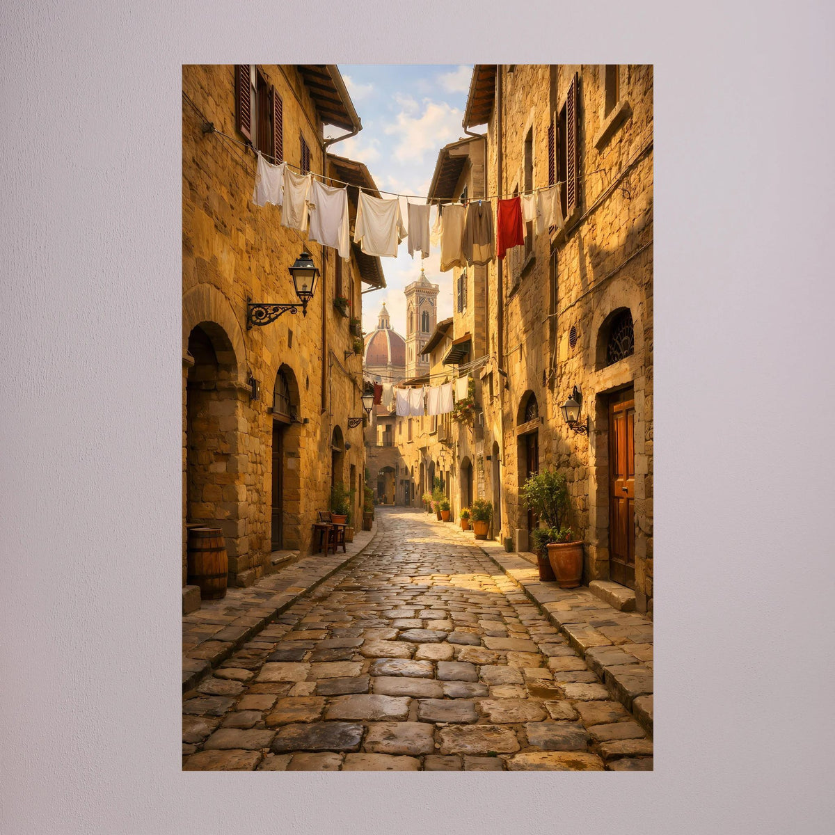 Hochformatiges Poster einer historischen Gasse mit Kopfsteinpflaster und Wäscheleinen