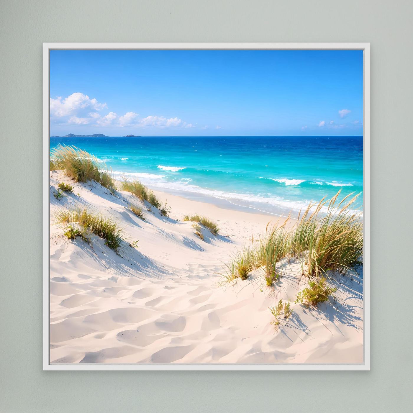 Leinwandbild mit Stranddünen und türkisfarbenem Meer, weiß gerahmt