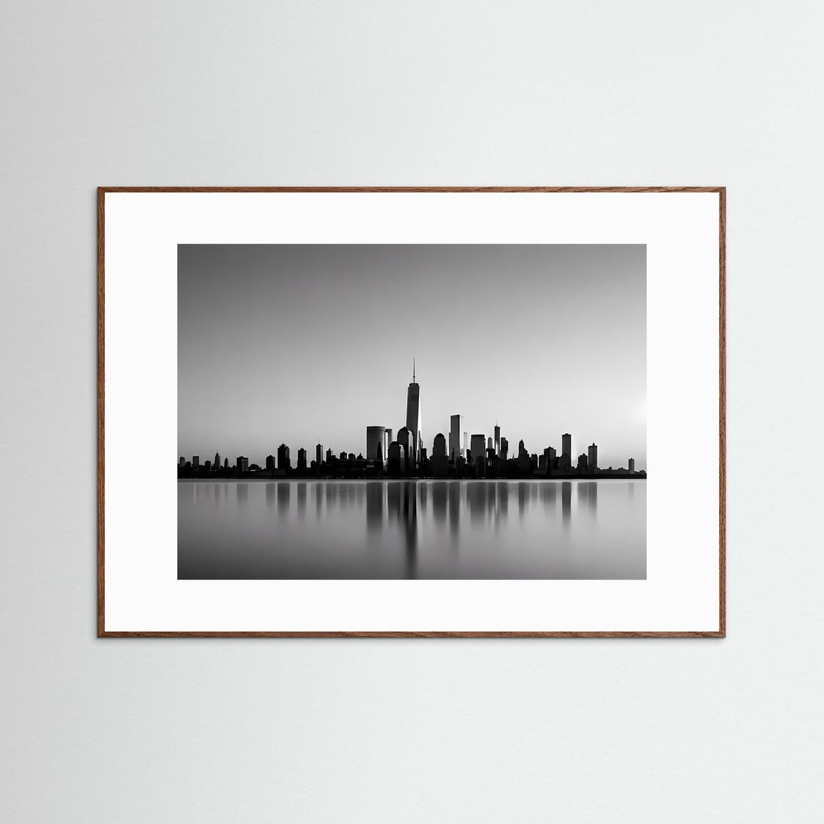 Querformat-Poster mit Schwarzweiß-Skyline und Spiegelung, in braunem Holzrahmen