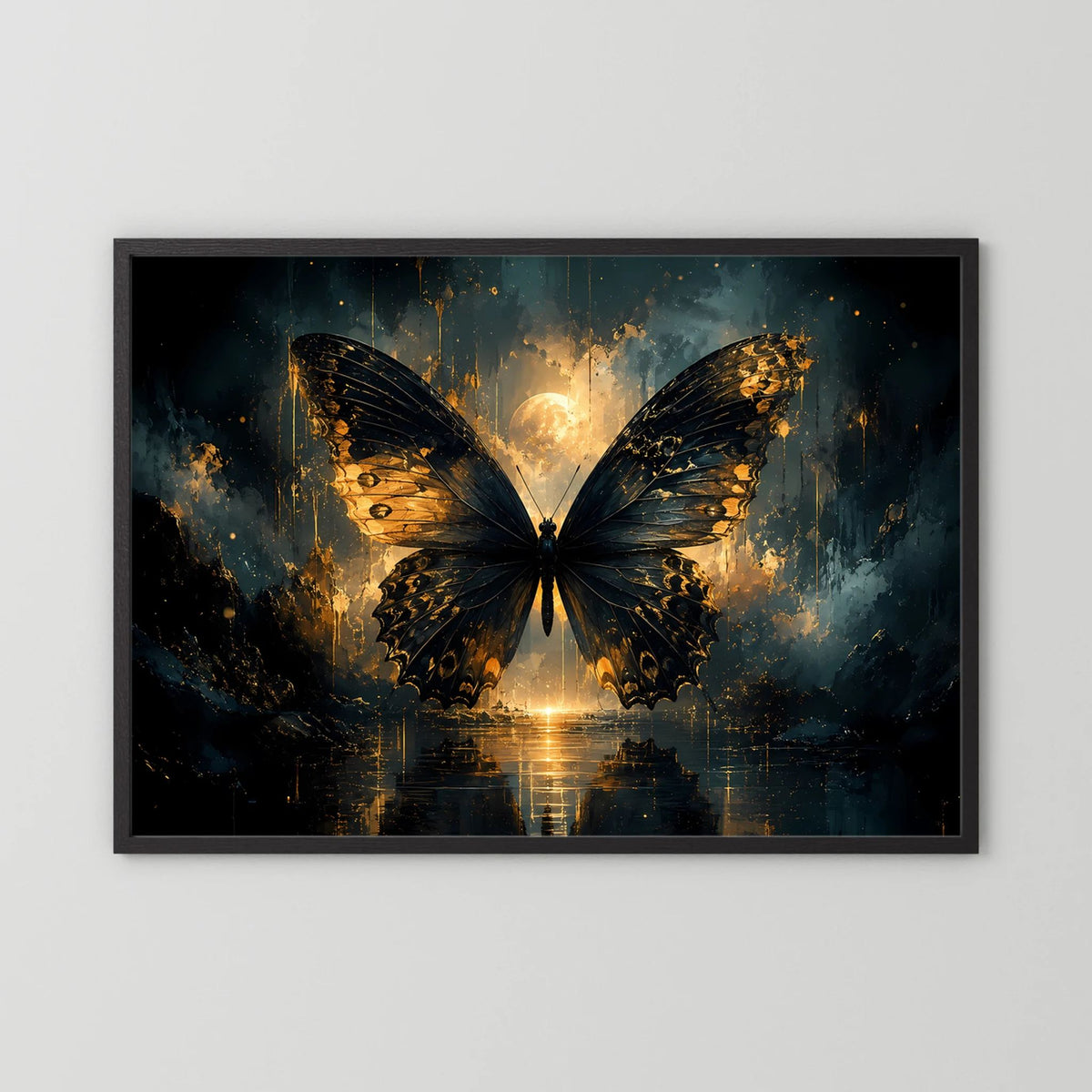 Wandposter im schwarzen Rahmen mit gold-schwarzen Schmetterflügeln