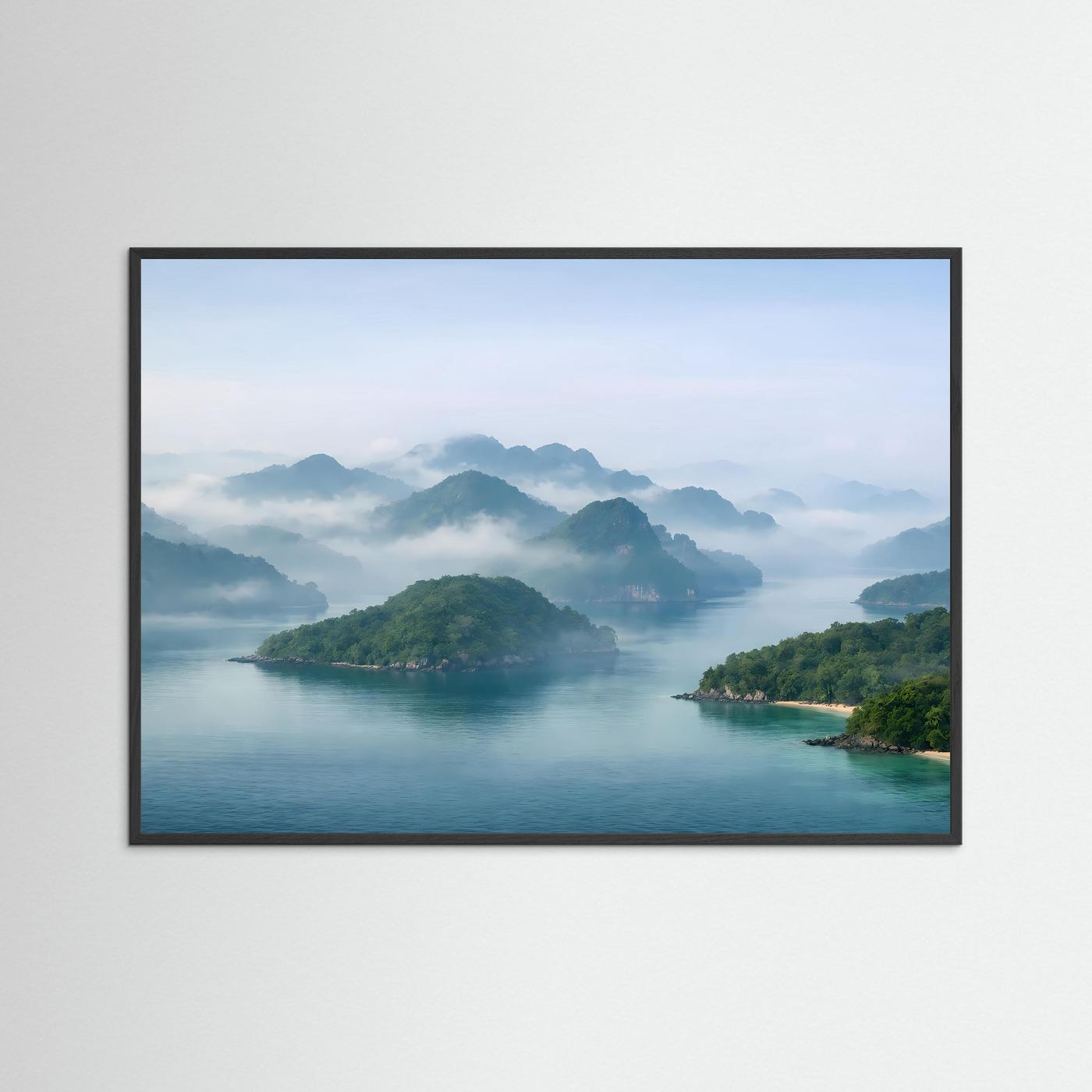 Poster mit Fjordlandschaft im Querformat, schwarzer Holzrahmen: Wasser, Inseln, Nebelberge