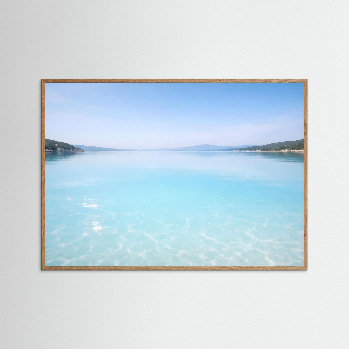 Meerpanorama-Poster im Querformat mit türkisem Wasser, im naturfarbenen Eichenrahmen