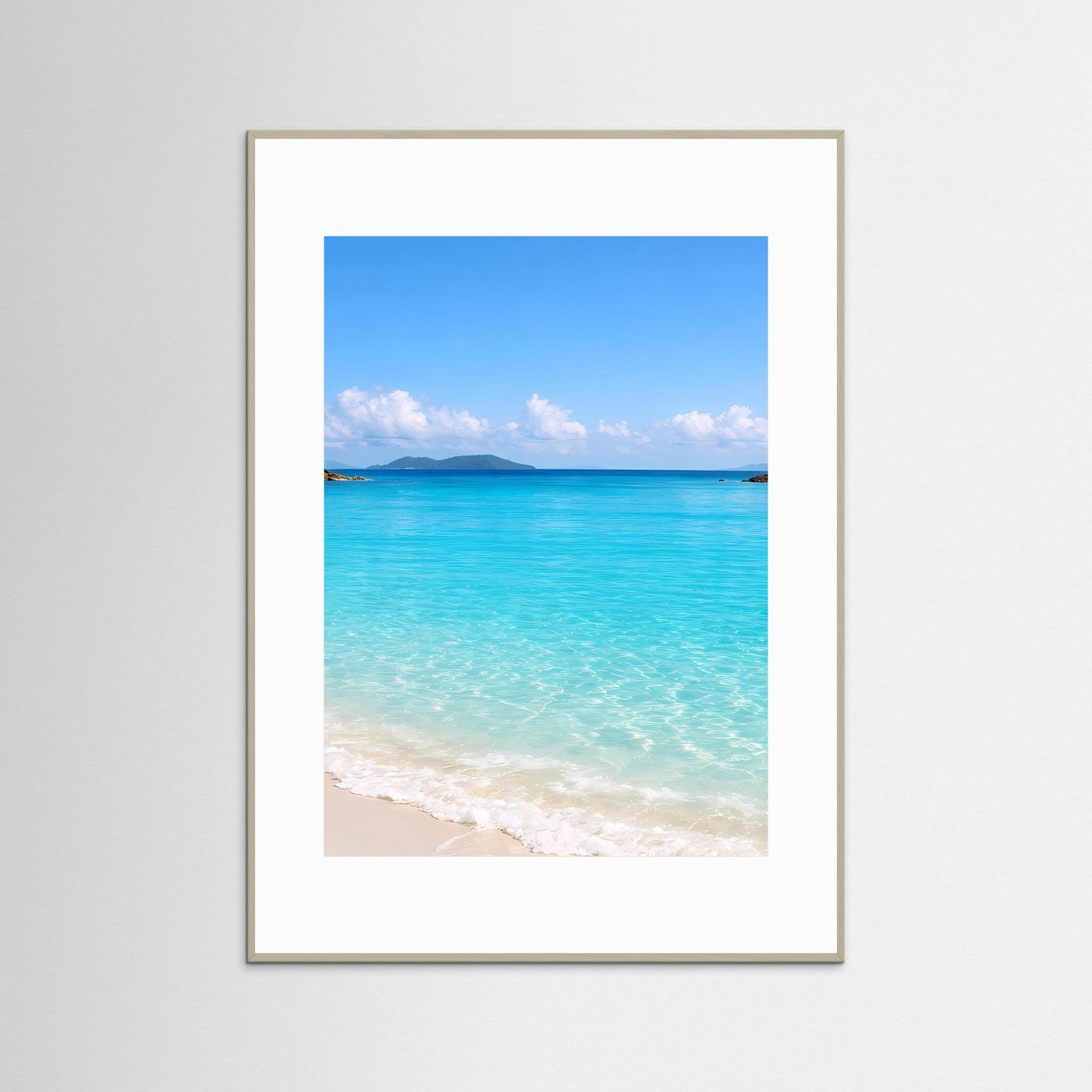 Poster mit Strandmotiv: türkisfarbenes Meer, Sandstrand, im hellen Rahmen