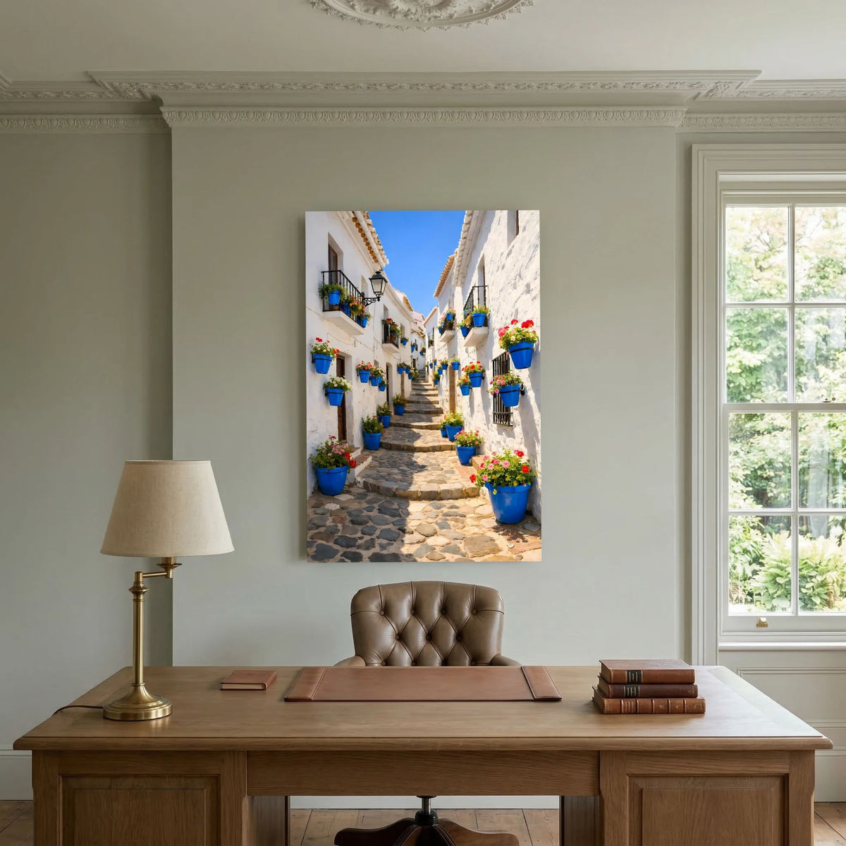 Wandbild im Hochformat mit Gassenansicht, blauen Pflanzkübeln und roten Blüten