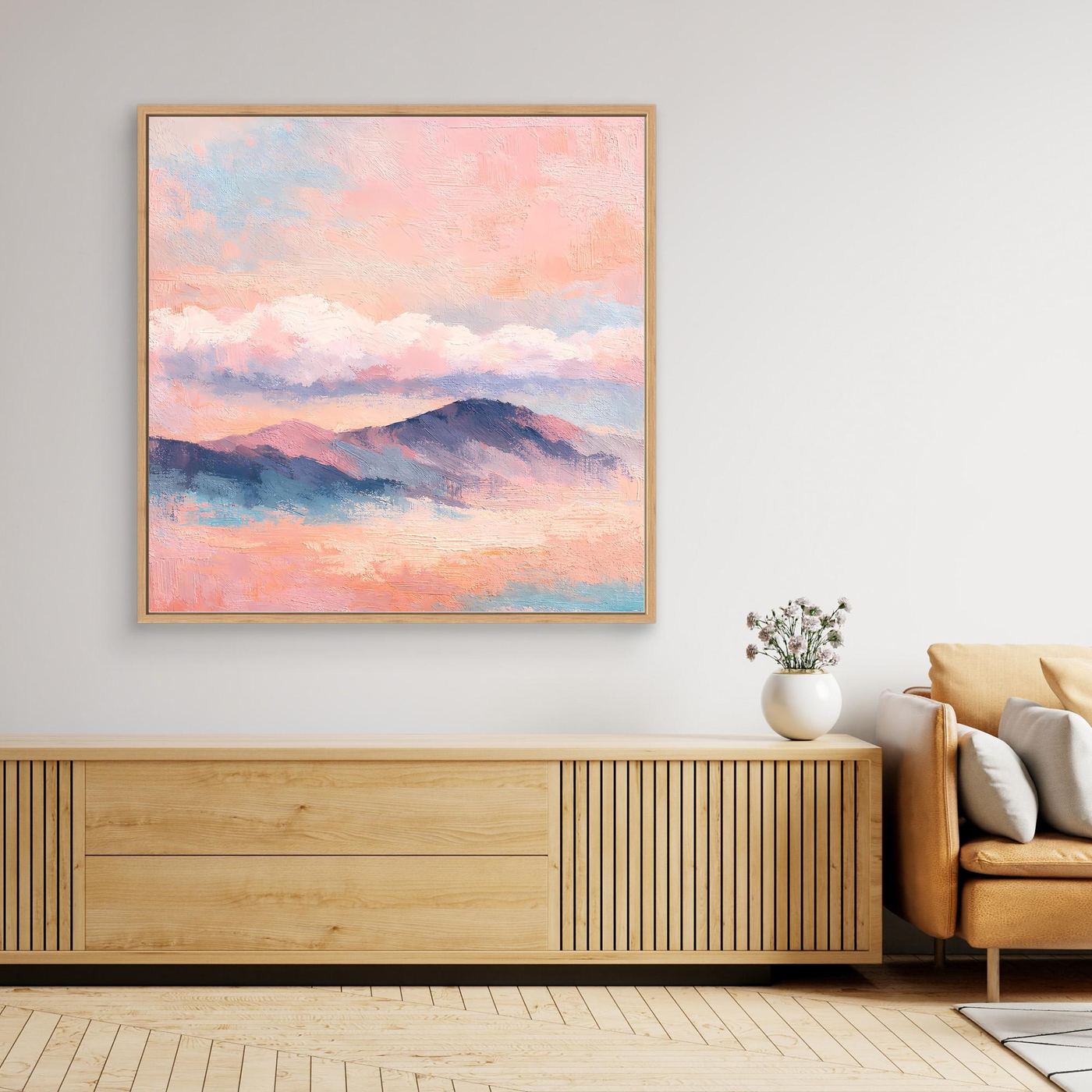 Leinwand-Wandbild mit pastellfarbener Bergkette und wolkigem Himmel, mit goldbraunem Rahmen