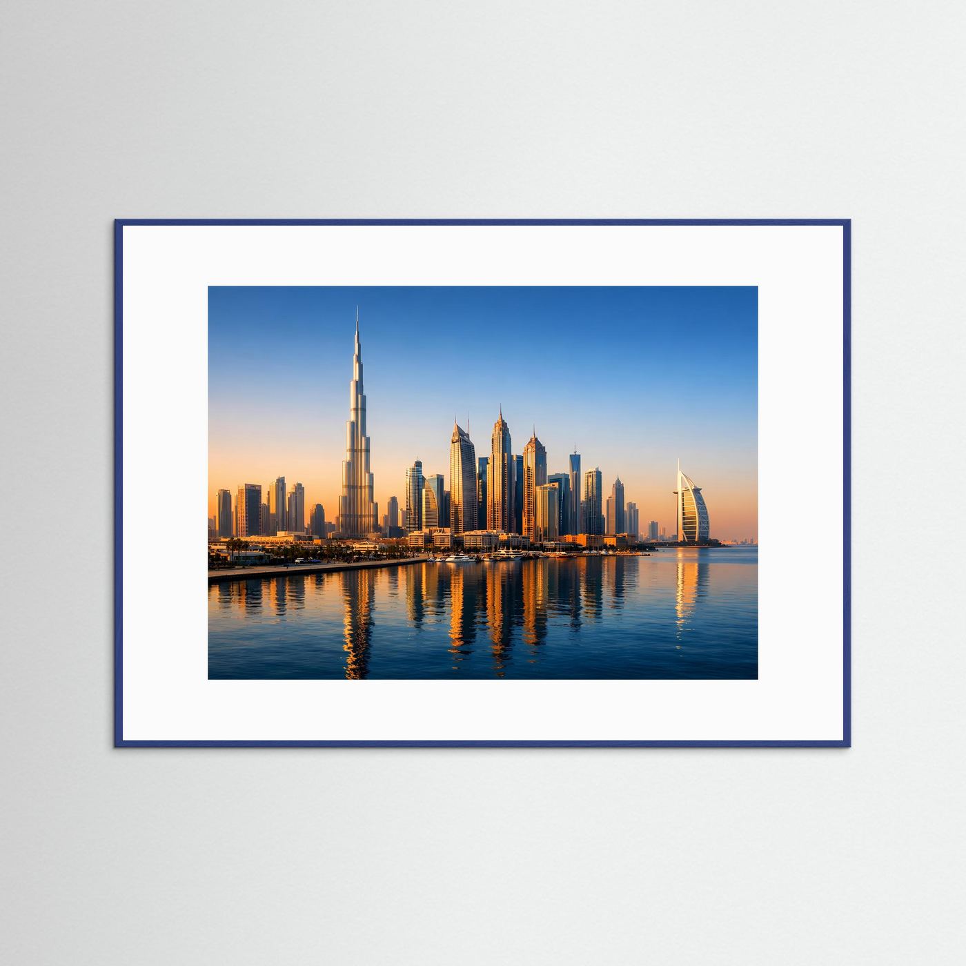 Gerahmtes Skyline-Poster mit Wolkenkratzern und Wasser im Sonnenuntergang, blauer Holzrahmen