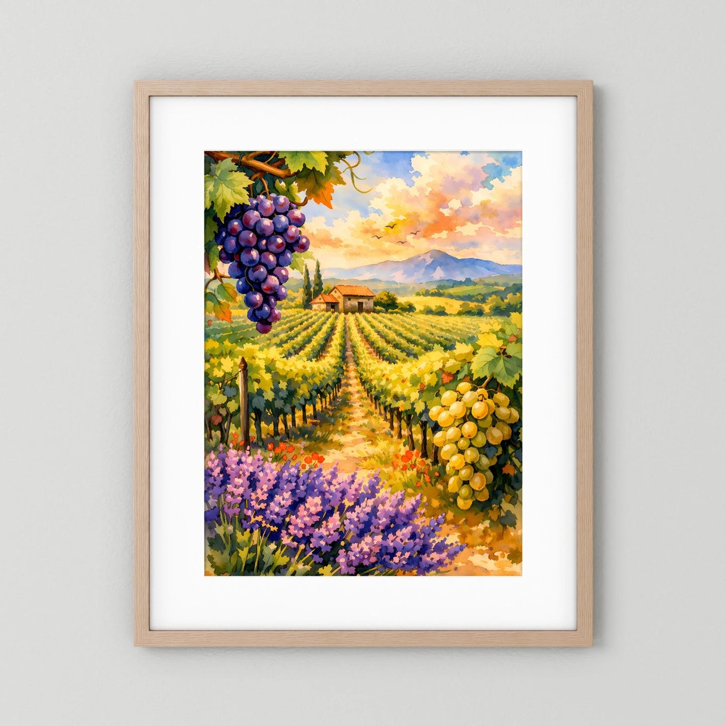 Poster Hochformat mit Weinberg, Trauben und Lavendelblüten, beiger Holzrahmen
