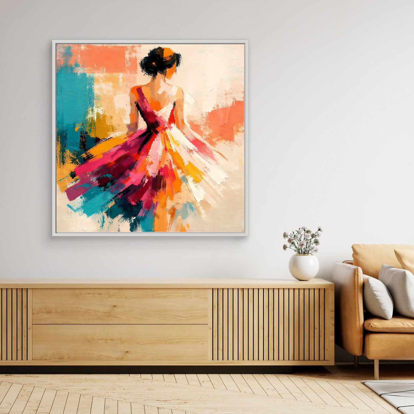 Gerahmtes Leinwandkunstwerk: Frau in buntem Kleid, abstrakte Pinselstriche, weißer Rahmen.