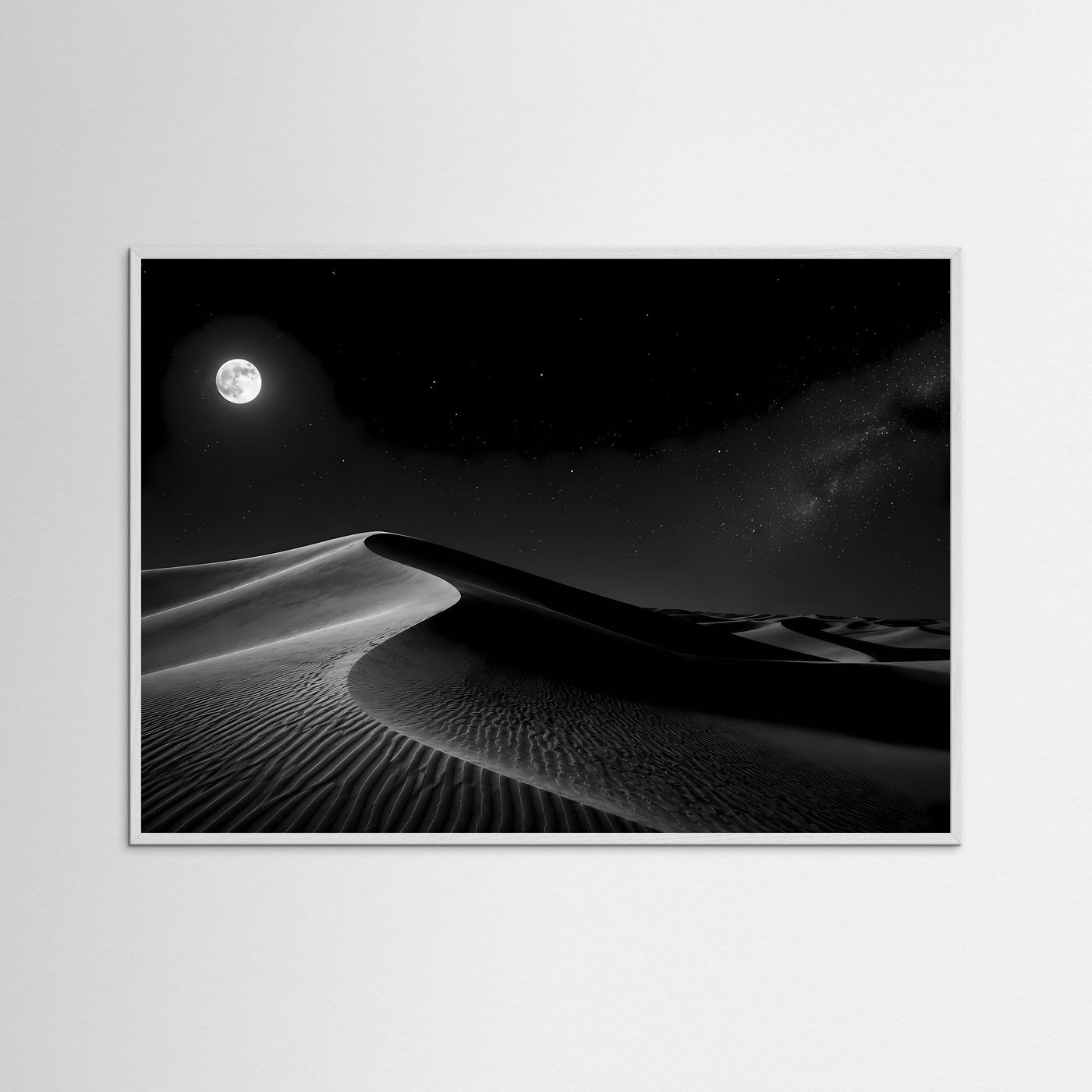 Querformat-Poster mit Schwarz-Weiß-Wüstenmotiv, weißer Rahmen, Mond über Sanddünen