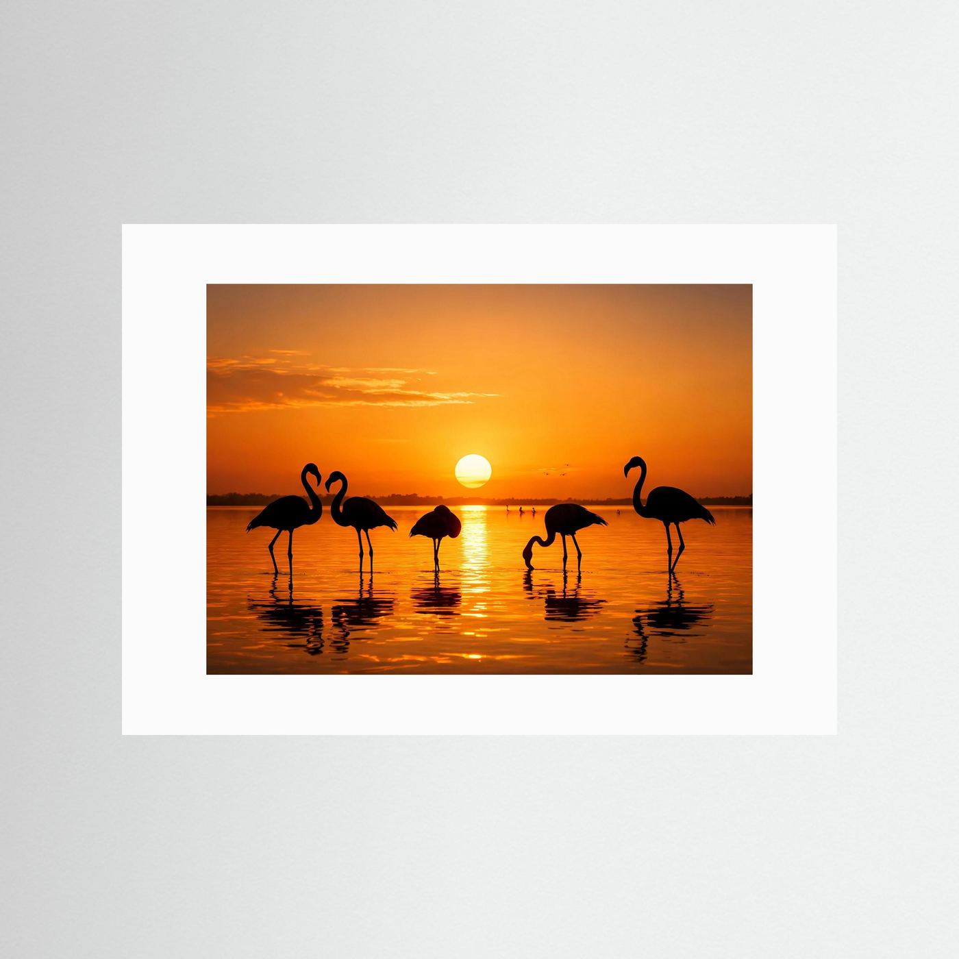 Poster im Querformat: Flamingos am See bei Sonnenuntergang, ohne Rahmen