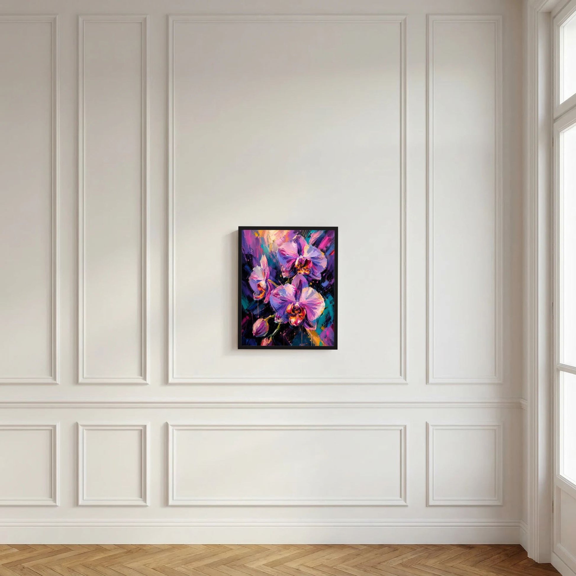 Gerahmtes Poster mit abstrakten Orchideen in Pink/Violett an weißer Wandvertäfelung.