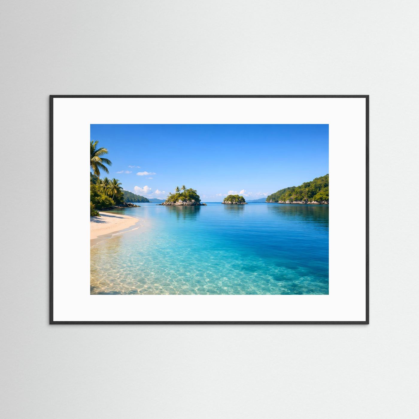 Panorama-Strandposter mit türkisblauem Meer und Inseln, im schwarzen Rahmen