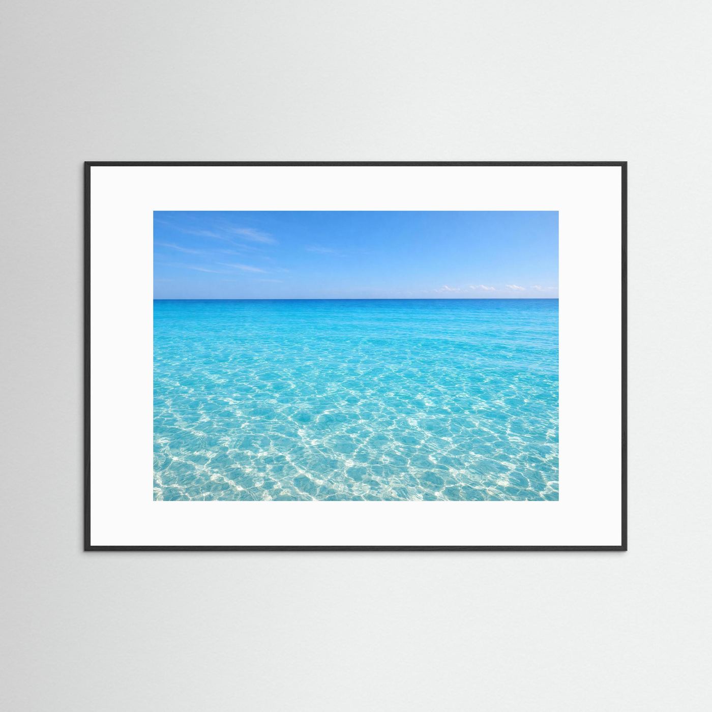 Wandbild mit Meerwasser-Fotomotiv, türkisblauer Horizont, schwarzer Rahmen mit weißem Rand