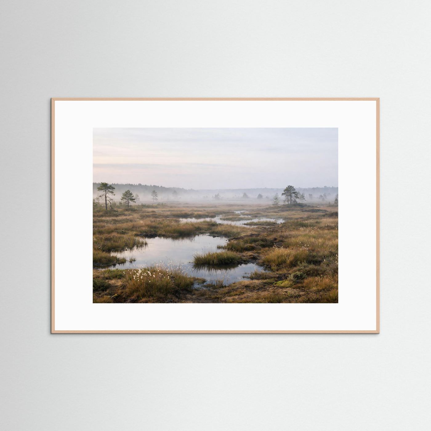 Querformat-Poster mit Moorlandschaft im Morgennebel, heller Holrahmen, weißes Passepartout
