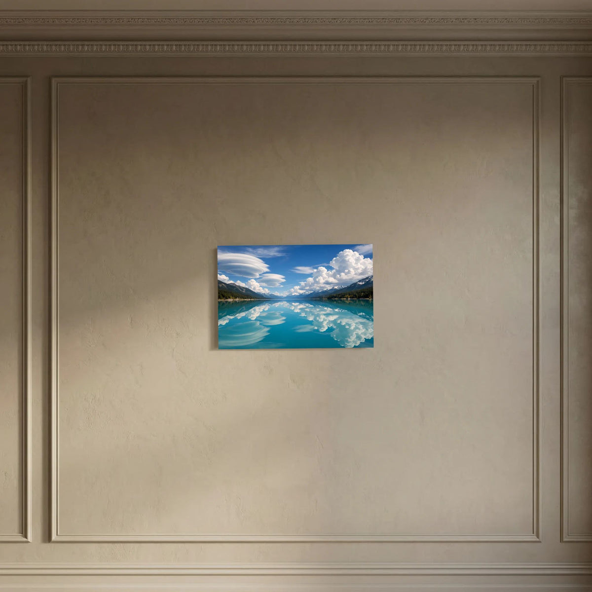 Kleines Querformat-Wandbild auf Zierwand: Bergsee mit Wolken und Reflexion