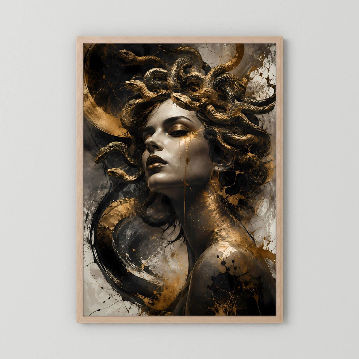 Poster im Hochformat mit Medusa-Frau in Schwarz-Gold, naturfarbenes Holzrahmen