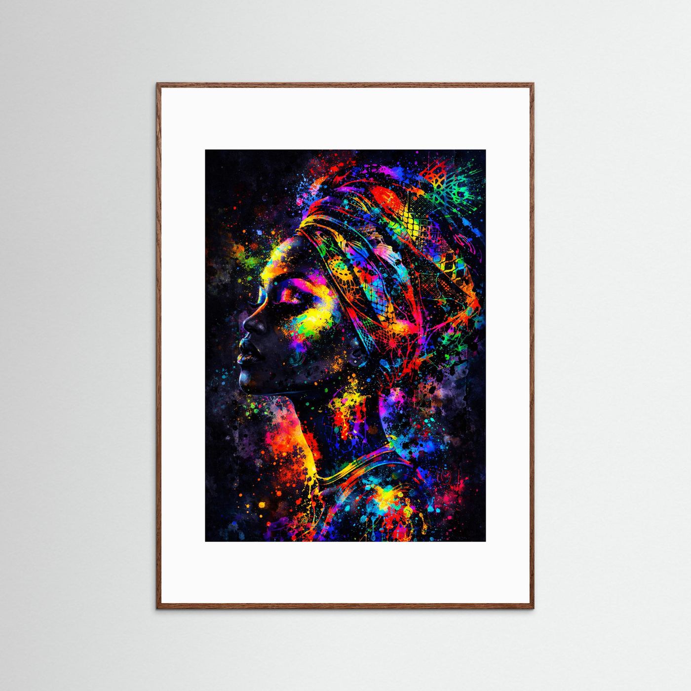 Kunstposter mit abstraktem Frauenporträt in Neonfarben, brauner Holzrahmen