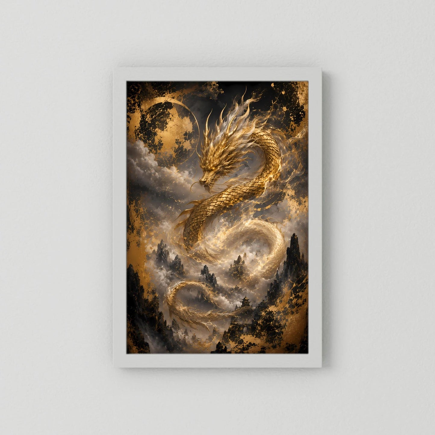 Drachenposter mit goldfarbenem Drachen über dunklen Wolken, weißer Rahmen, Hochformat