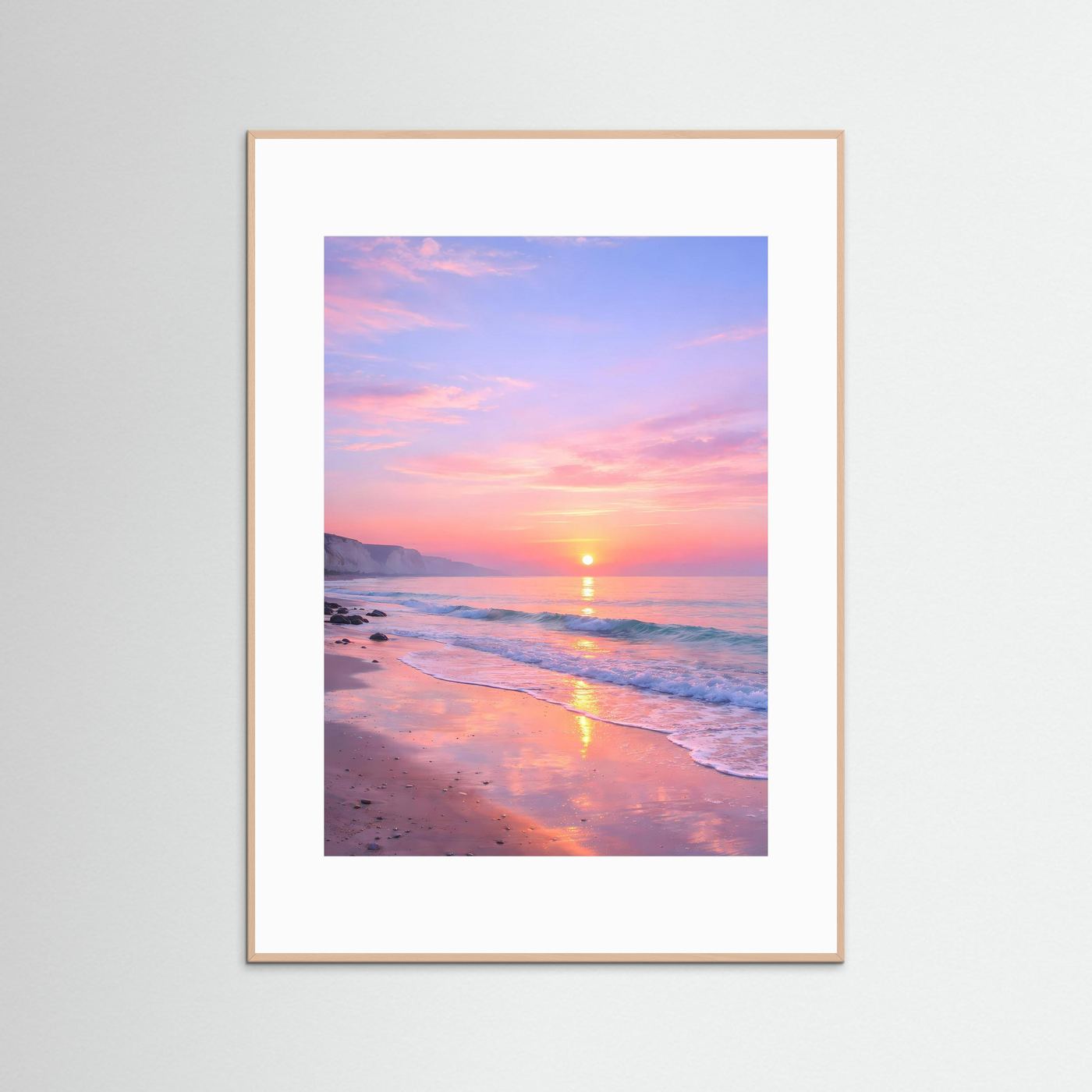 Rechteckiges Wandbild mit weißem Passepartout und Holzrahmen, Meer mit Sonnenaufgang in Pastellrosa