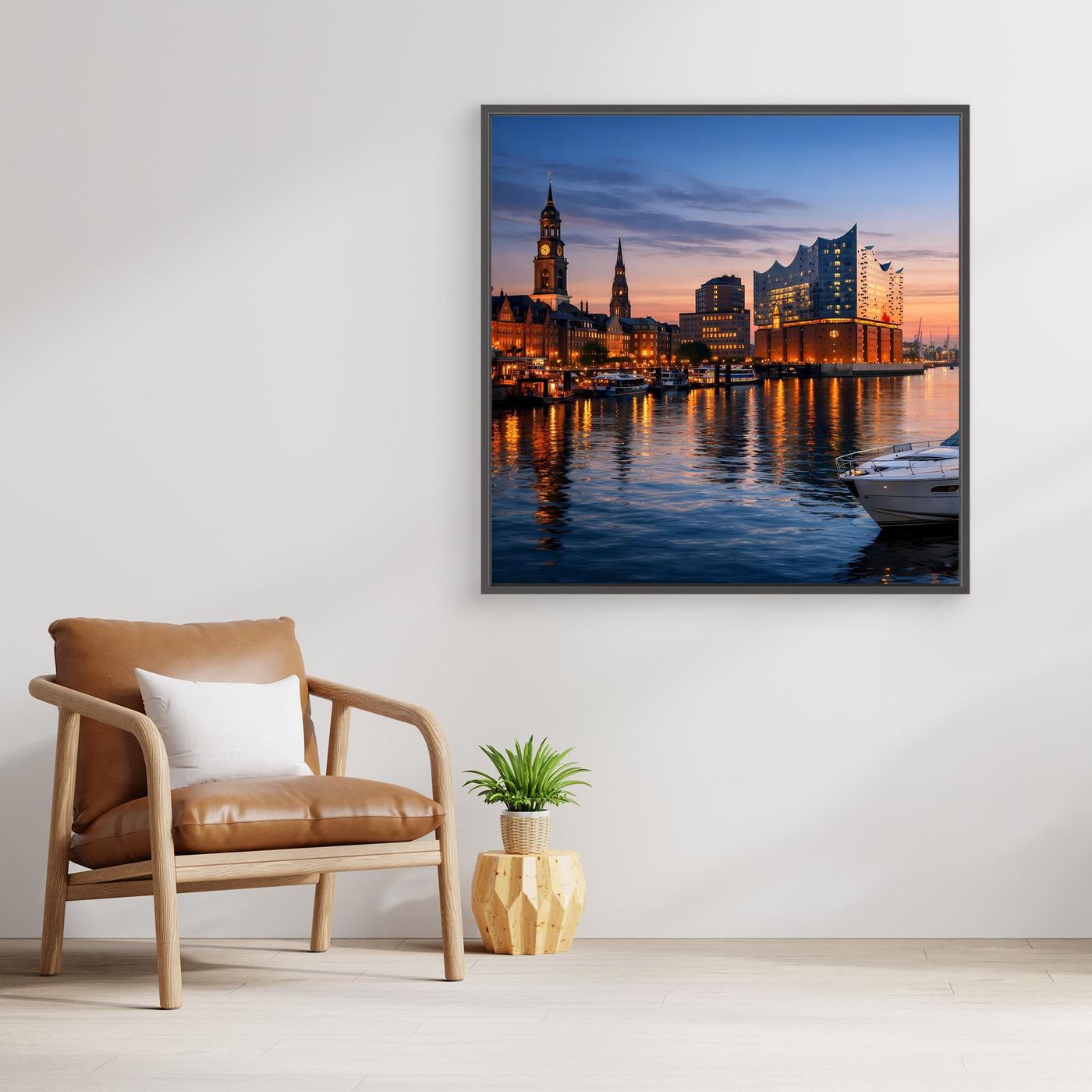 Gerahmtes Leinwand-Wandbild mit Hamburger Skyline am Hafen bei Dämmerung, Boot rechts