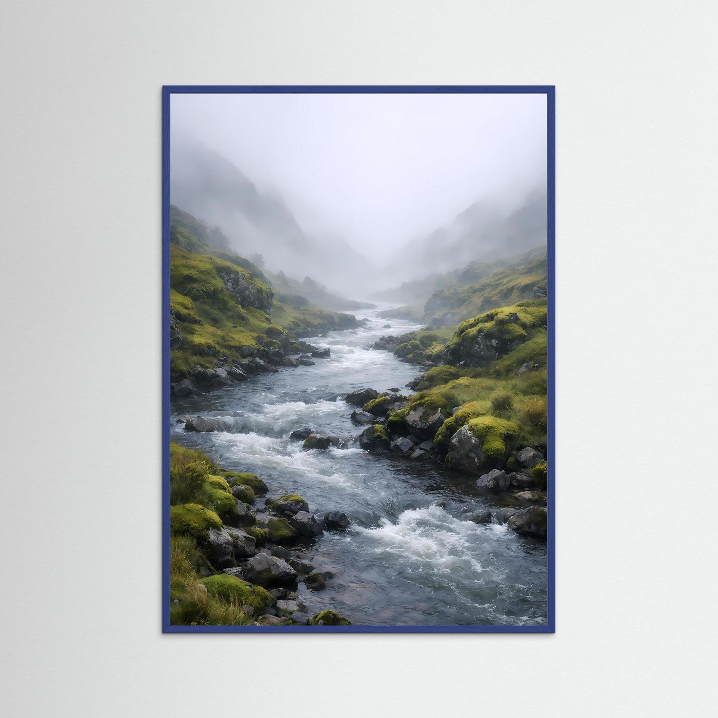 Flusslandschafts-Naturposter im Hochformat mit blauem Rahmen, Nebel und grünes Ufer