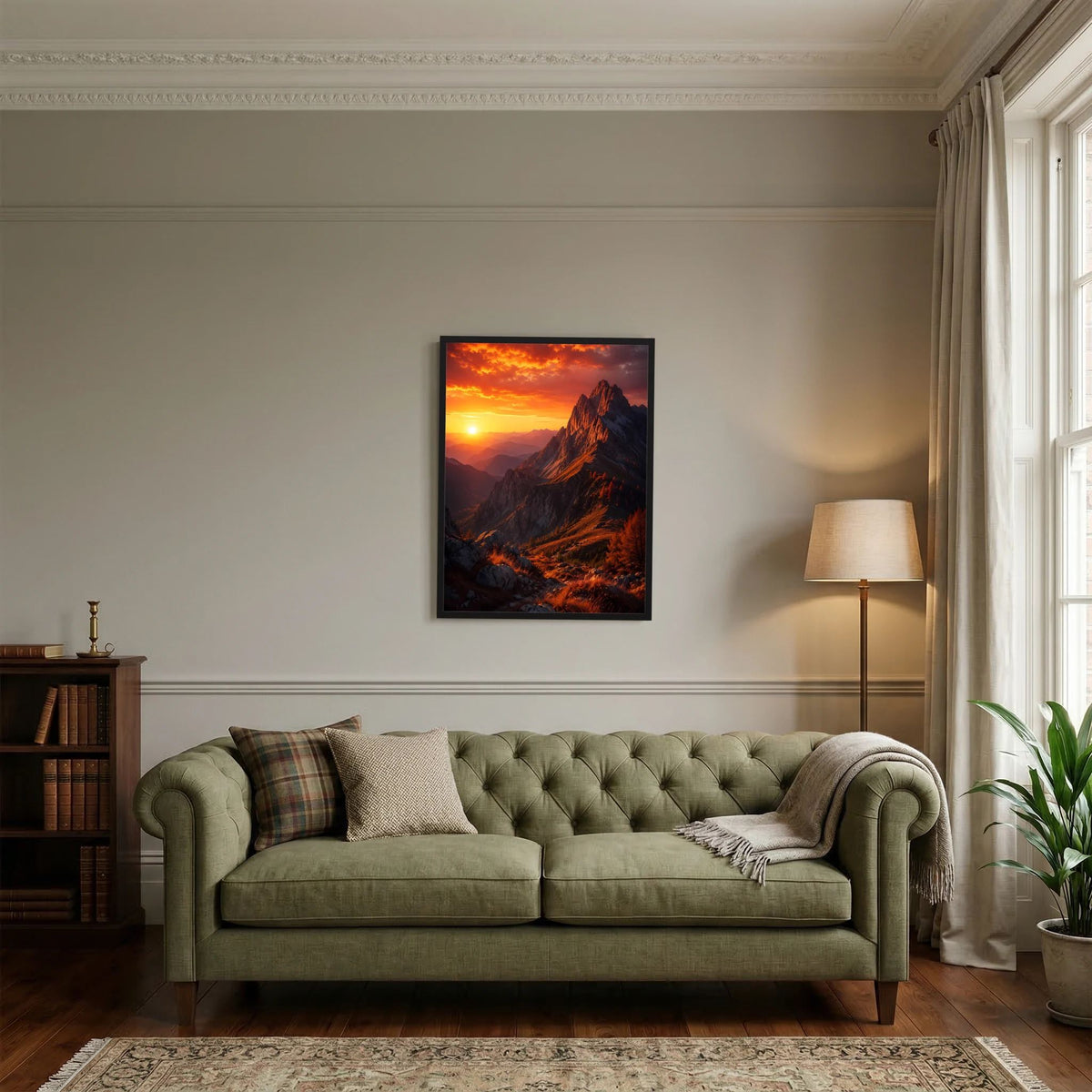Wandposter mit Bergmotiv im Sonnenuntergang, schwarze Einfassung und orangefarbene Wolken