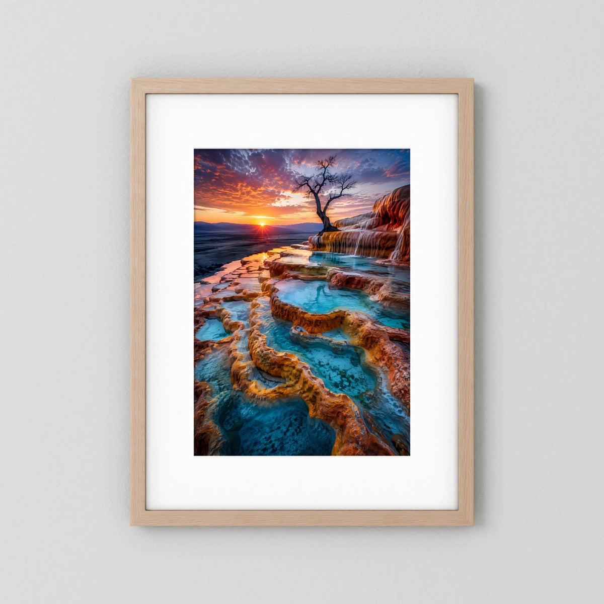 Poster mit türkisem Naturpool auf Felsenterrassen im Sonnenuntergang, Eichenrahmen mit weißem Rand