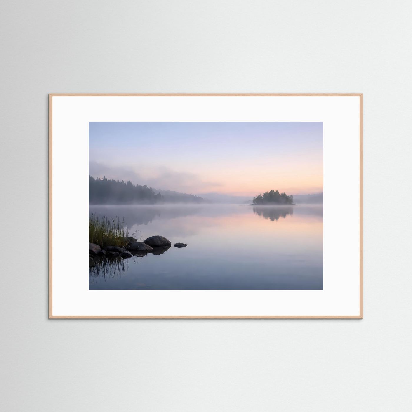 Mystischer Nebelsee am Morgen | Ruhige Waldlandschaft in Pastell