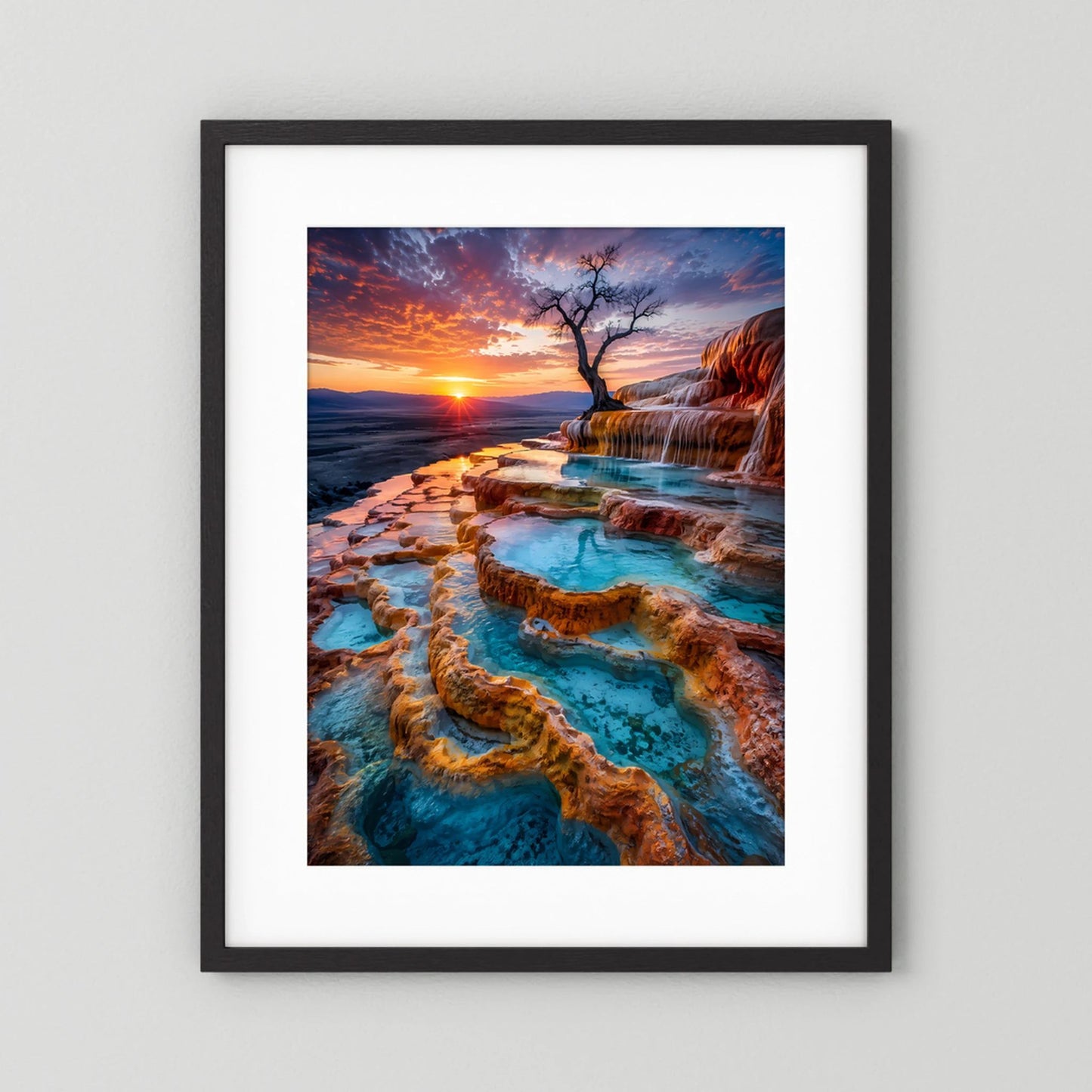 Poster mit türkisem Naturpool auf Felsenterrassen im Sonnenuntergang, schwarzer Rahmen mit Rand