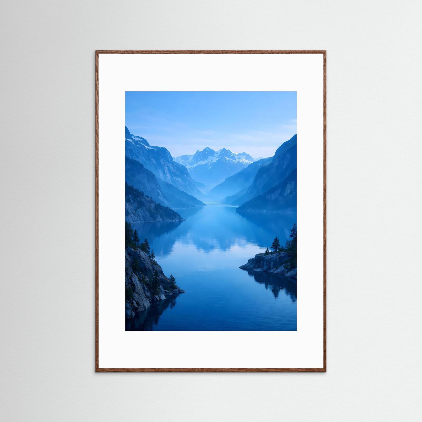 Natur-Poster im Hochformat mit Fjord-Landschaft, braune Rahmenumrandung