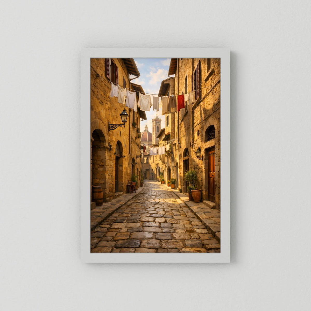 Hochformatiges Poster einer historischen Gasse mit Kopfsteinpflaster und Wäscheleinen