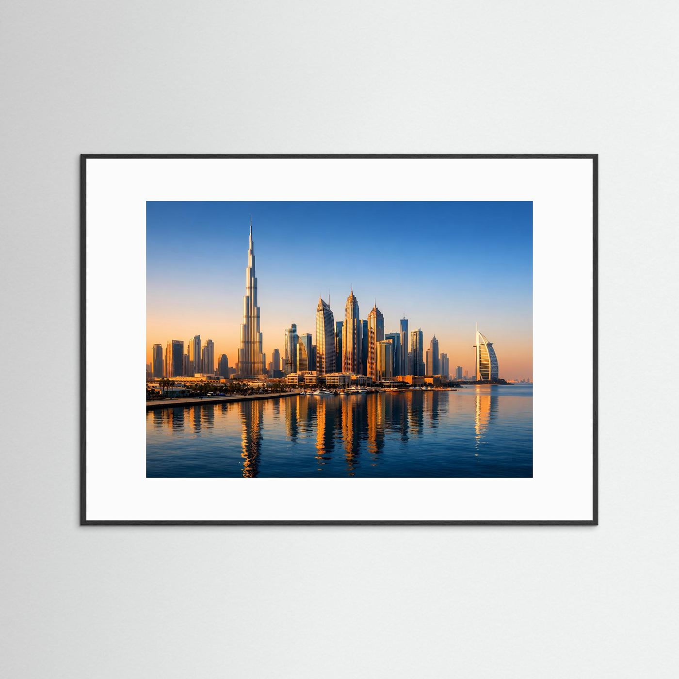 Stadtposter Panorama mit Dubai-Skyline bei Sonnenuntergang, schwarzer Rahmen mit weißem Passepartout.