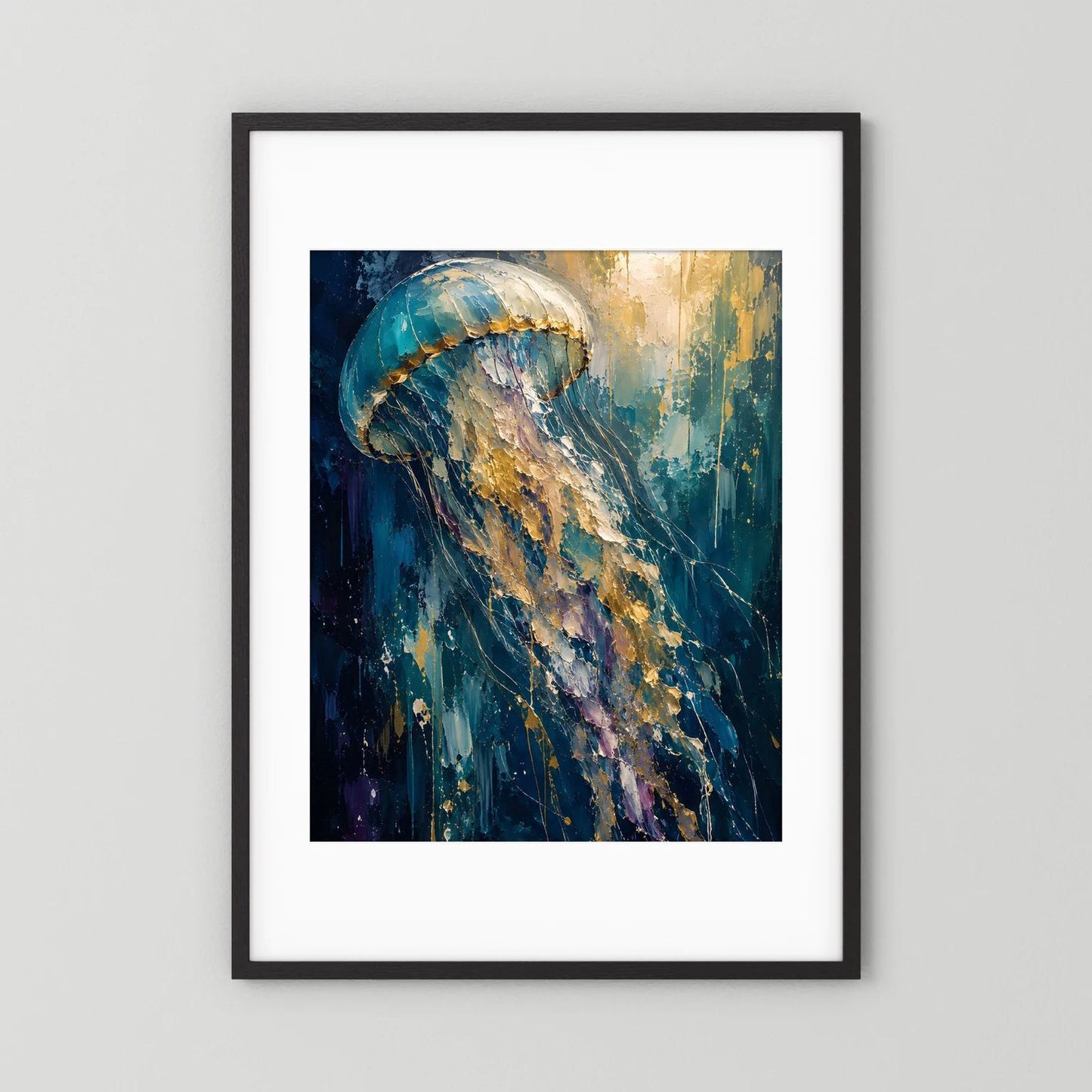 Wandbild mit abstrakter Qualle in Blau und Gold, schwarzer Rahmen mit weißem Passepartout.