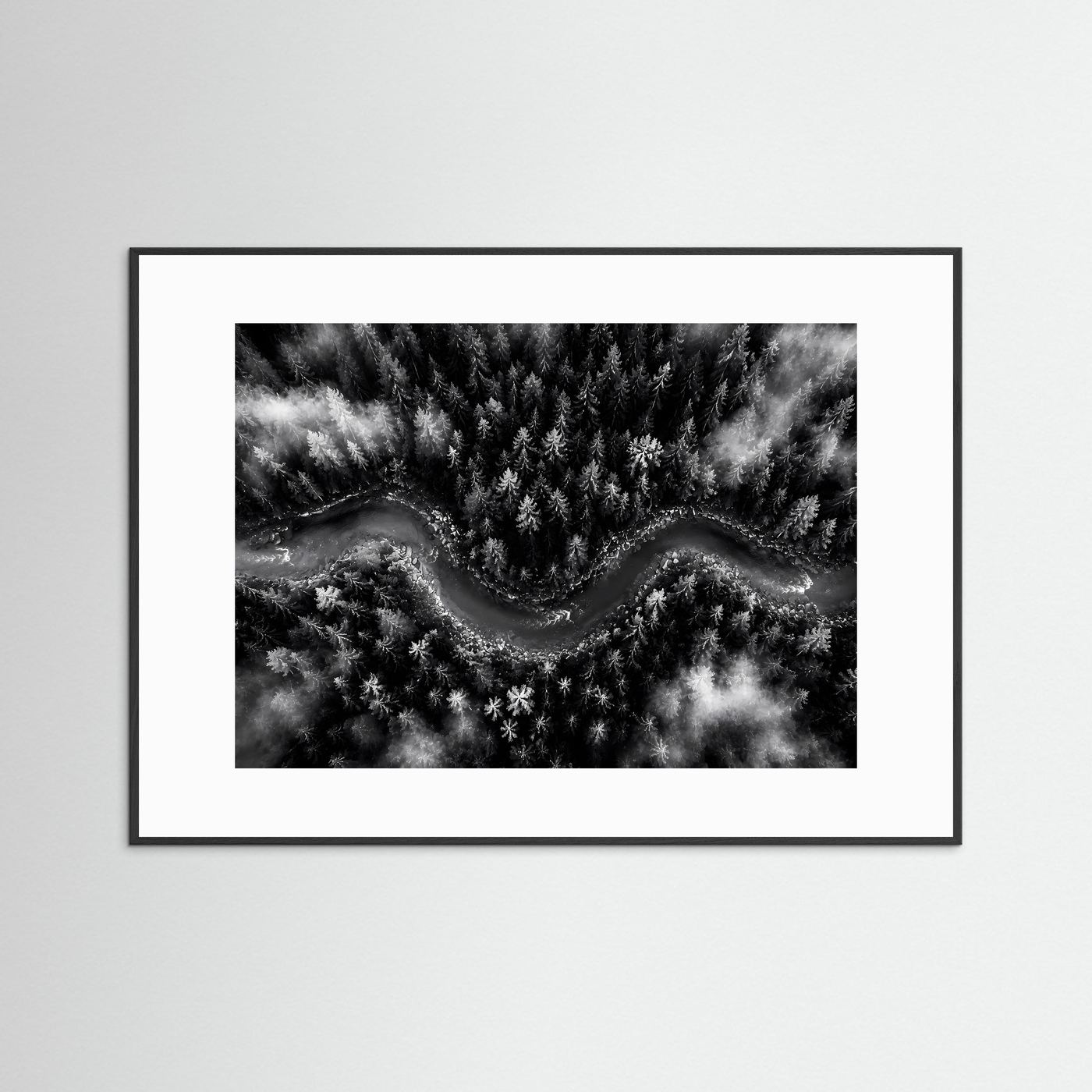 Mystischer Waldfluss im Nebel | Schwarz-Weiß Natur Landschaft – Modernes Poster Querformat