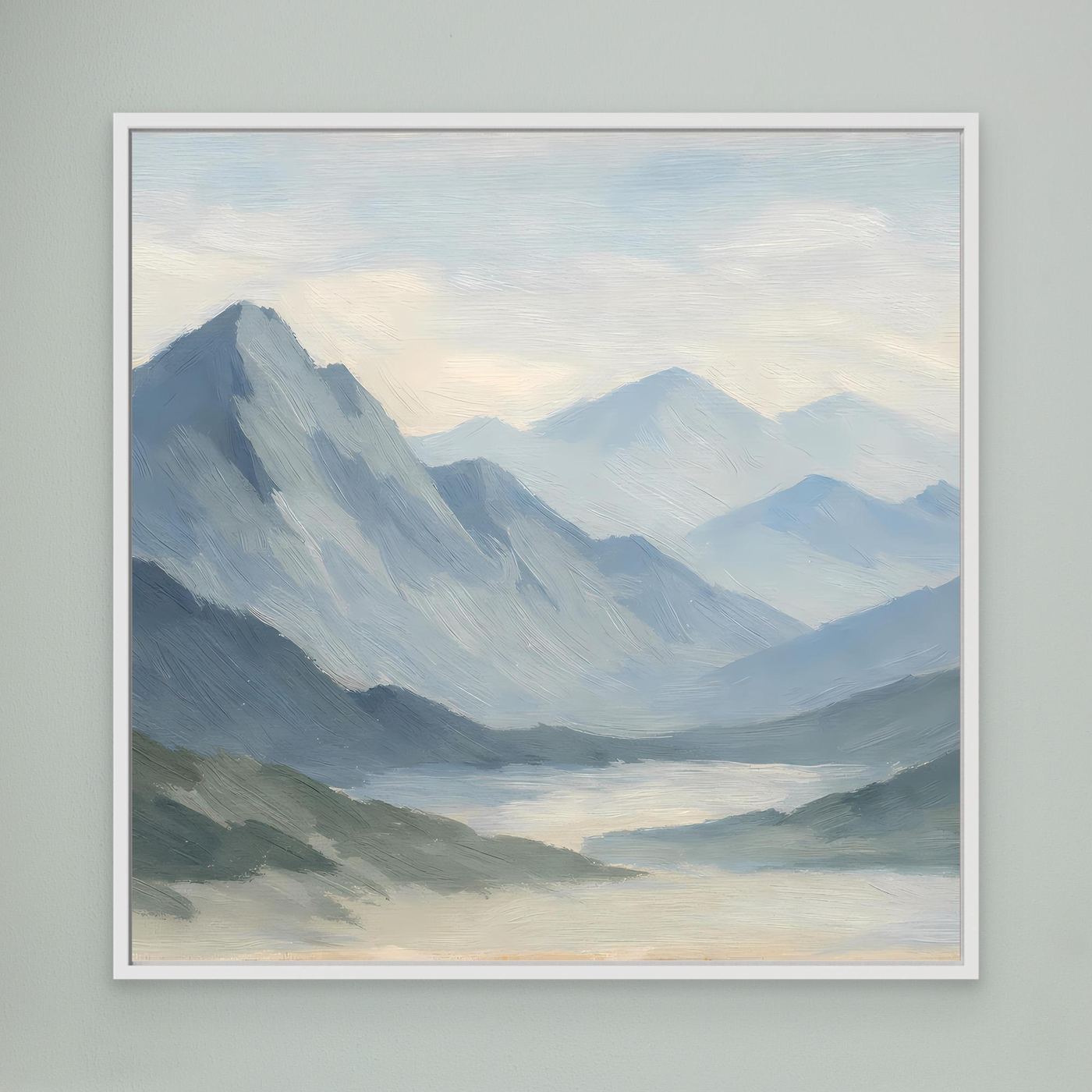 Leinwandbild mit Berglandschaft im Nebel, weiß gerahmt, hellblaue Töne.