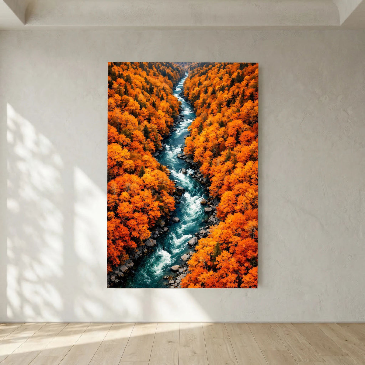 Hochformatiger Druck mit Fluss in einer Herbstschlucht und dichten orangefarbenen Bäumen