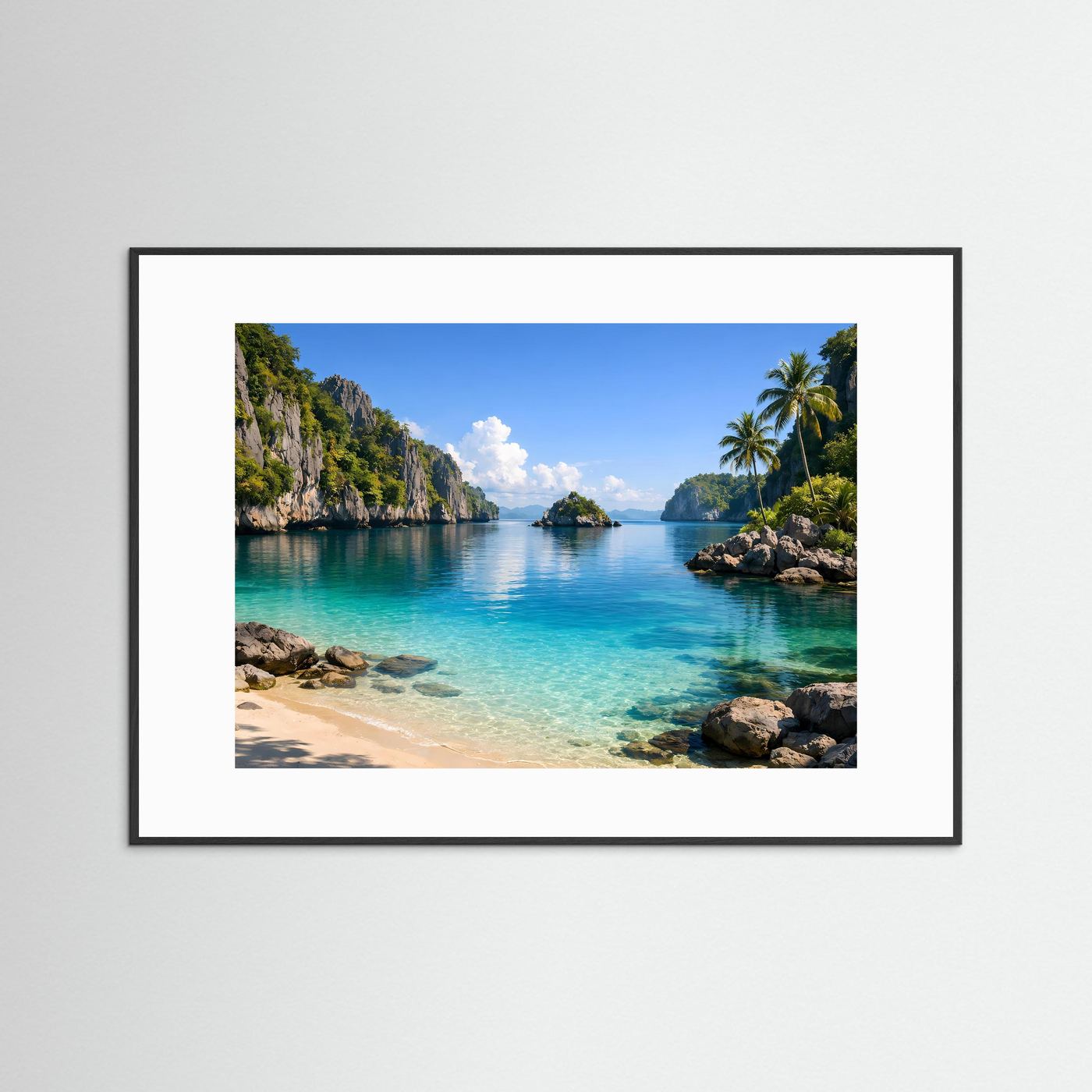 Gerähmtes Strand-Poster im Querformat mit türkisblauem Meer, Felsen und Palmen, weißes Passepartout