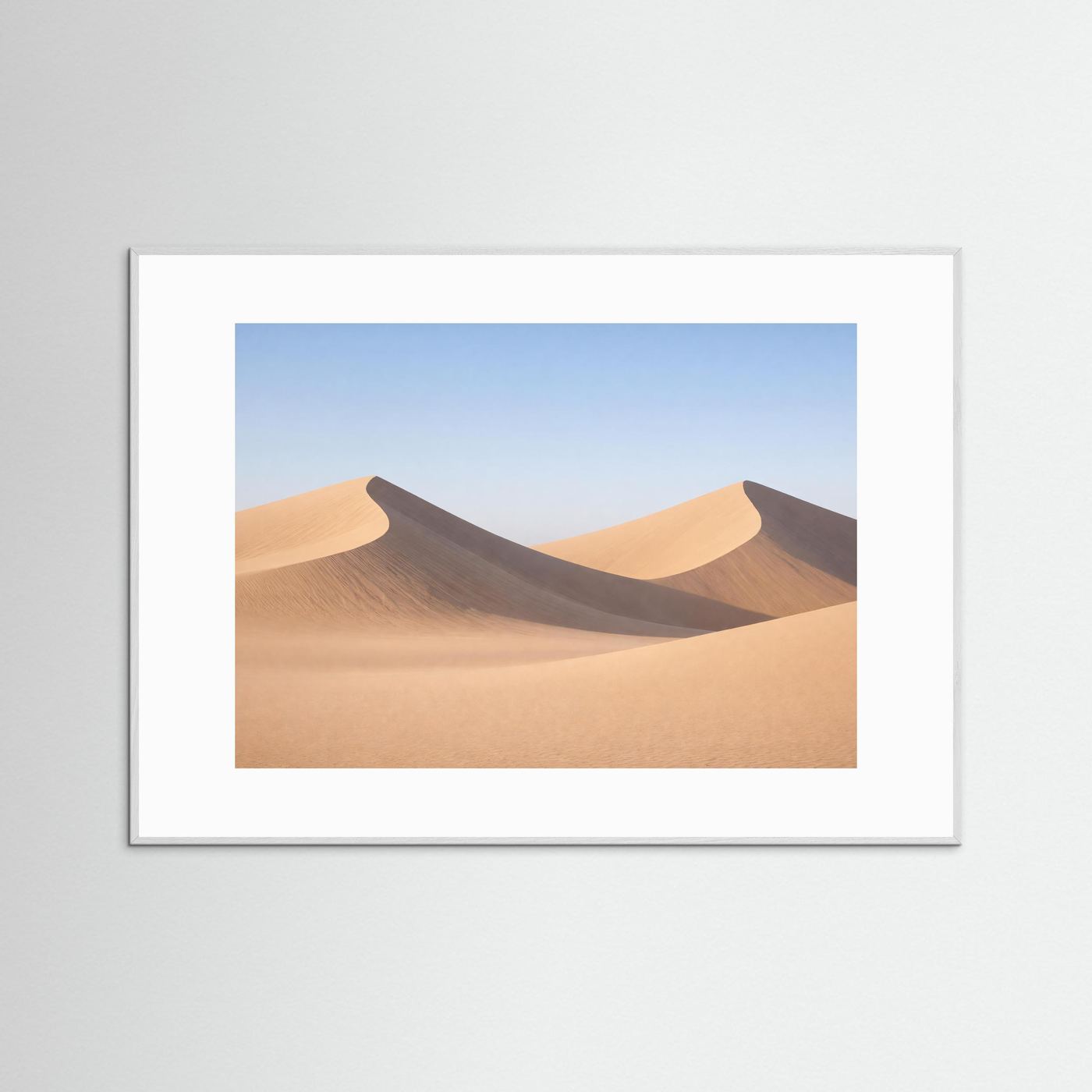 Poster mit Dünenlandschaft der Sahara, Querformat im weißen Rahmen