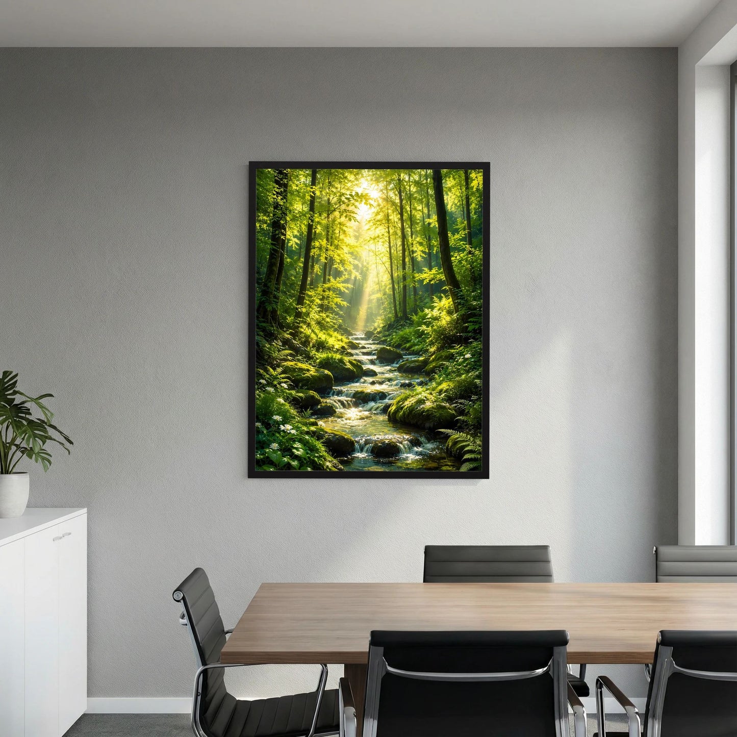Poster mit grünem Waldbach und Sonnenstrahlen im Wald, schwarzer Rahmen