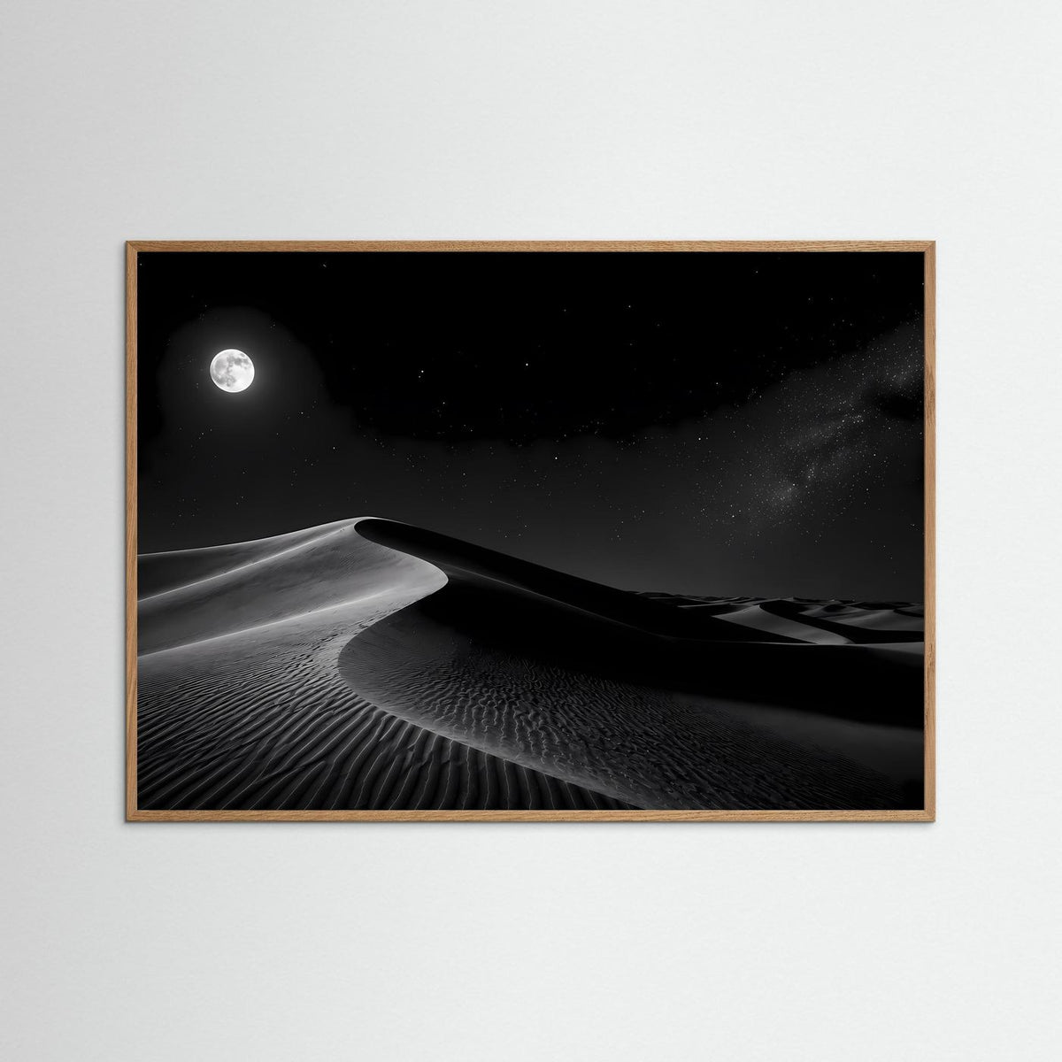 Querformat-Poster mit Schwarz-Weiß-Wüstenmotiv, heller Eichenrahmen, Mond über Sanddünen