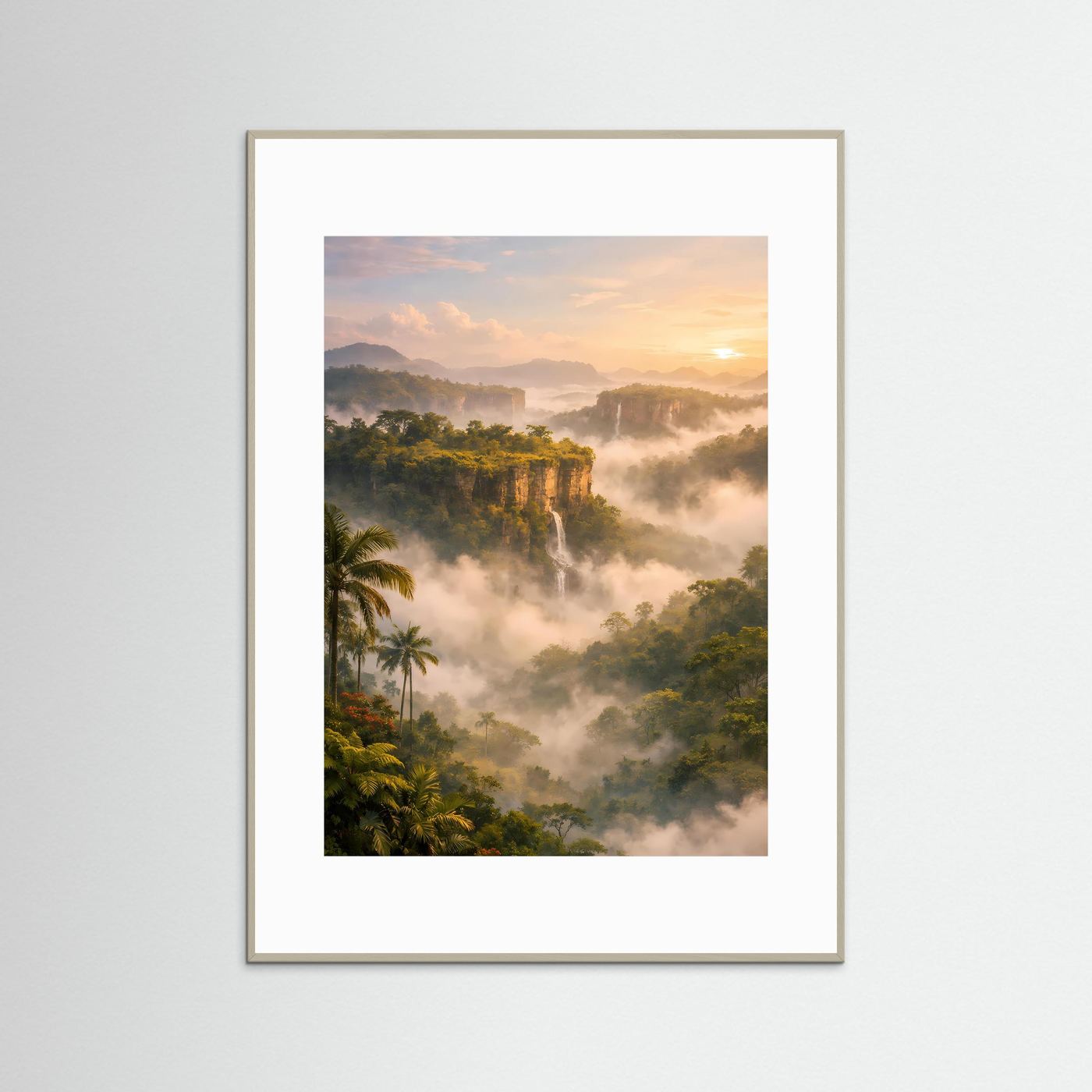 Naturposter im grauen Rahmen mit Dschungelansicht, Wasserfall und Nebel bei Sonnenaufgang