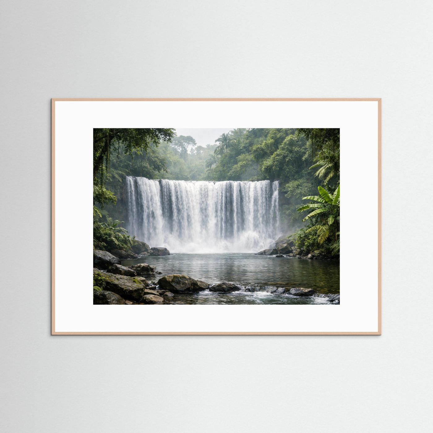 Naturposter mit Dschungel-Wasserfall, brauner Holzrahmen und weißer Passepartout-Kante