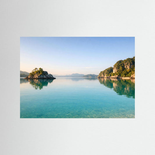 Strandposter im Querformat mit türkisfarbenem Wasser und grünen bewaldeten Ufern