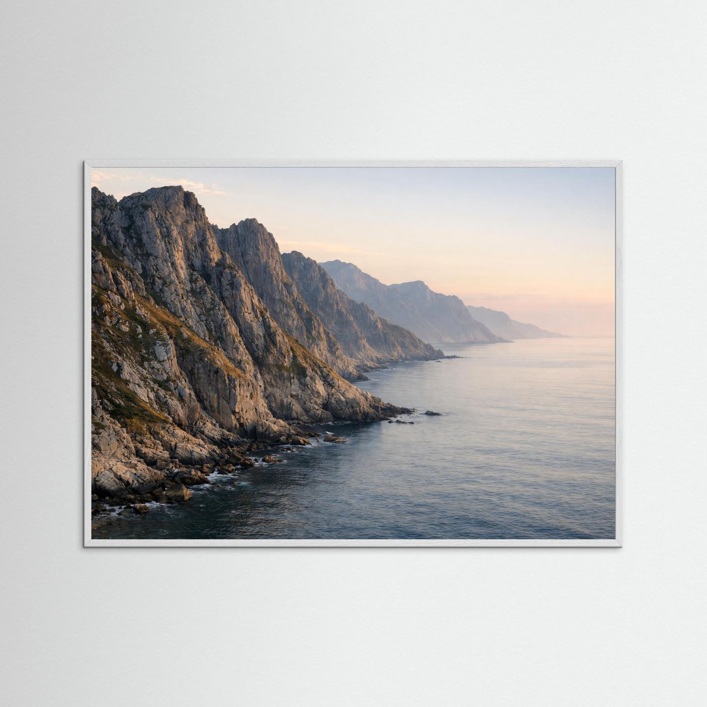Gerahmtes Poster im Querformat: Panorama-Felsküste am Meer im Abendlicht, weißer Rahmen