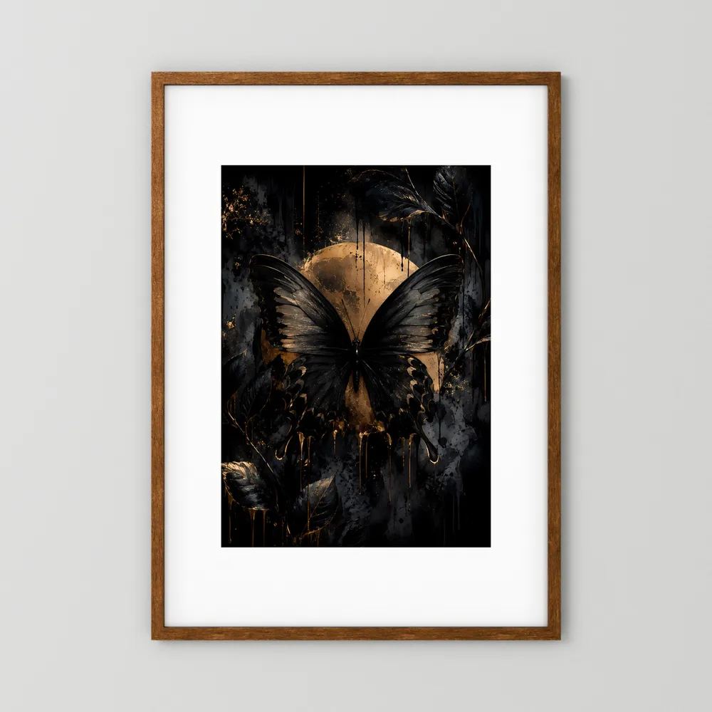 Gerahmtes Hochformat-Poster mit schwarzem Schmetterling und goldener Sonne im Holzrahmen