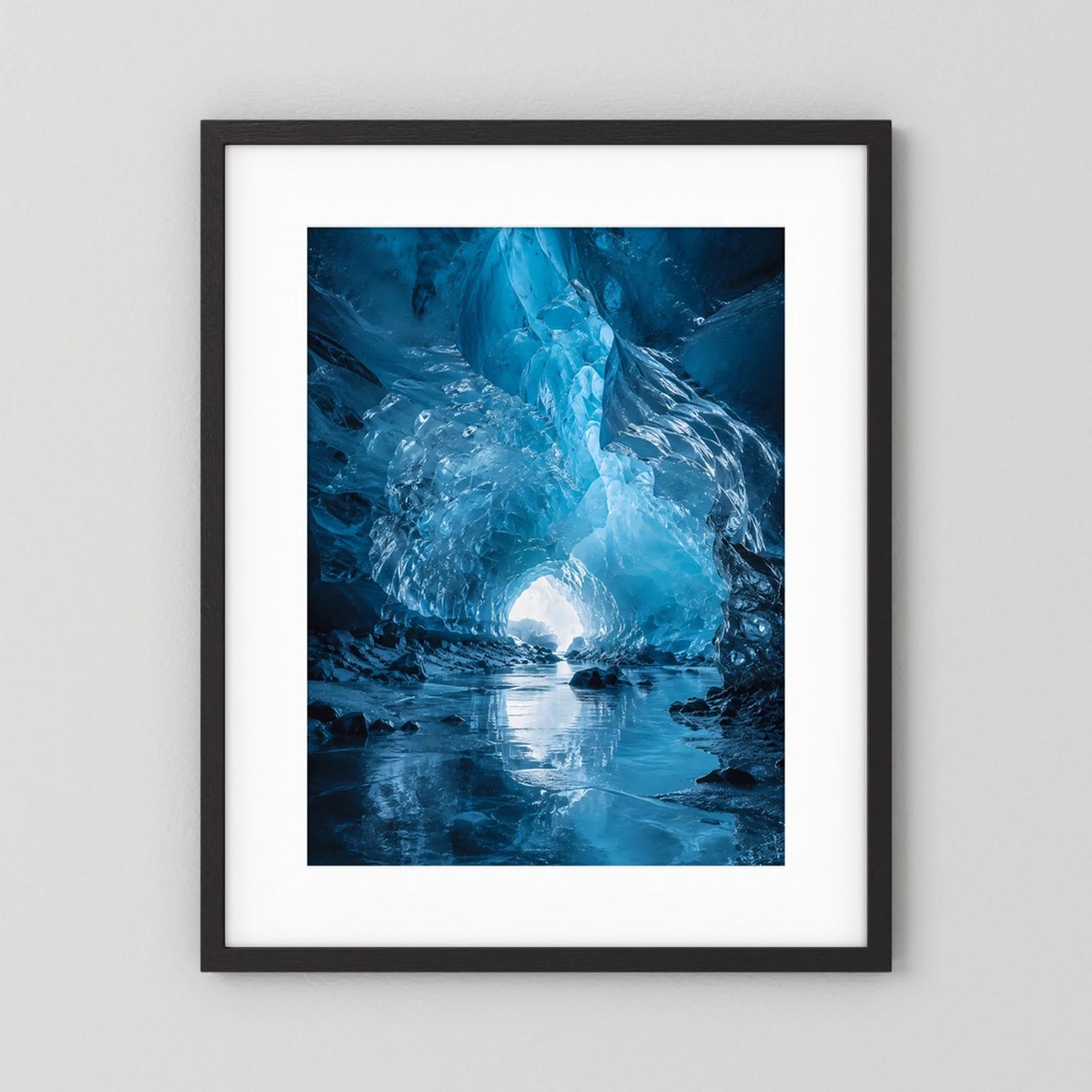 Poster im schwarzen Rahmen mit leuchtender Eishöhle in Blau und spiegelndem Eis